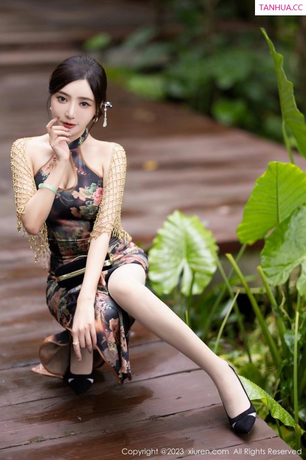 王馨瑶  [XiuRen]高清写真图 2023.10.11 No.7495 王馨瑶yanni 美腿旗袍第12张图片